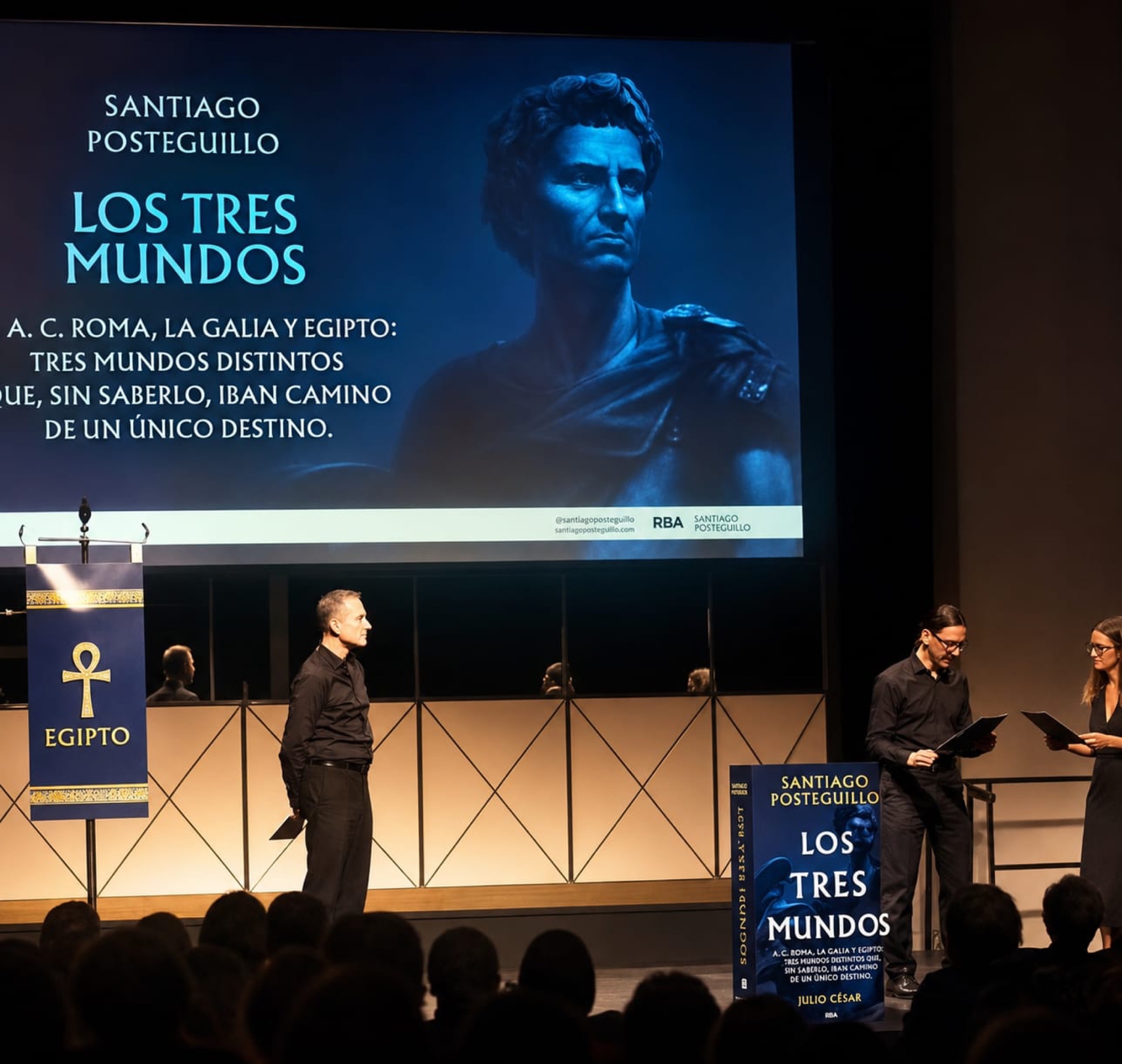 Presentación en un auditorio, con una gran pantalla detrás.