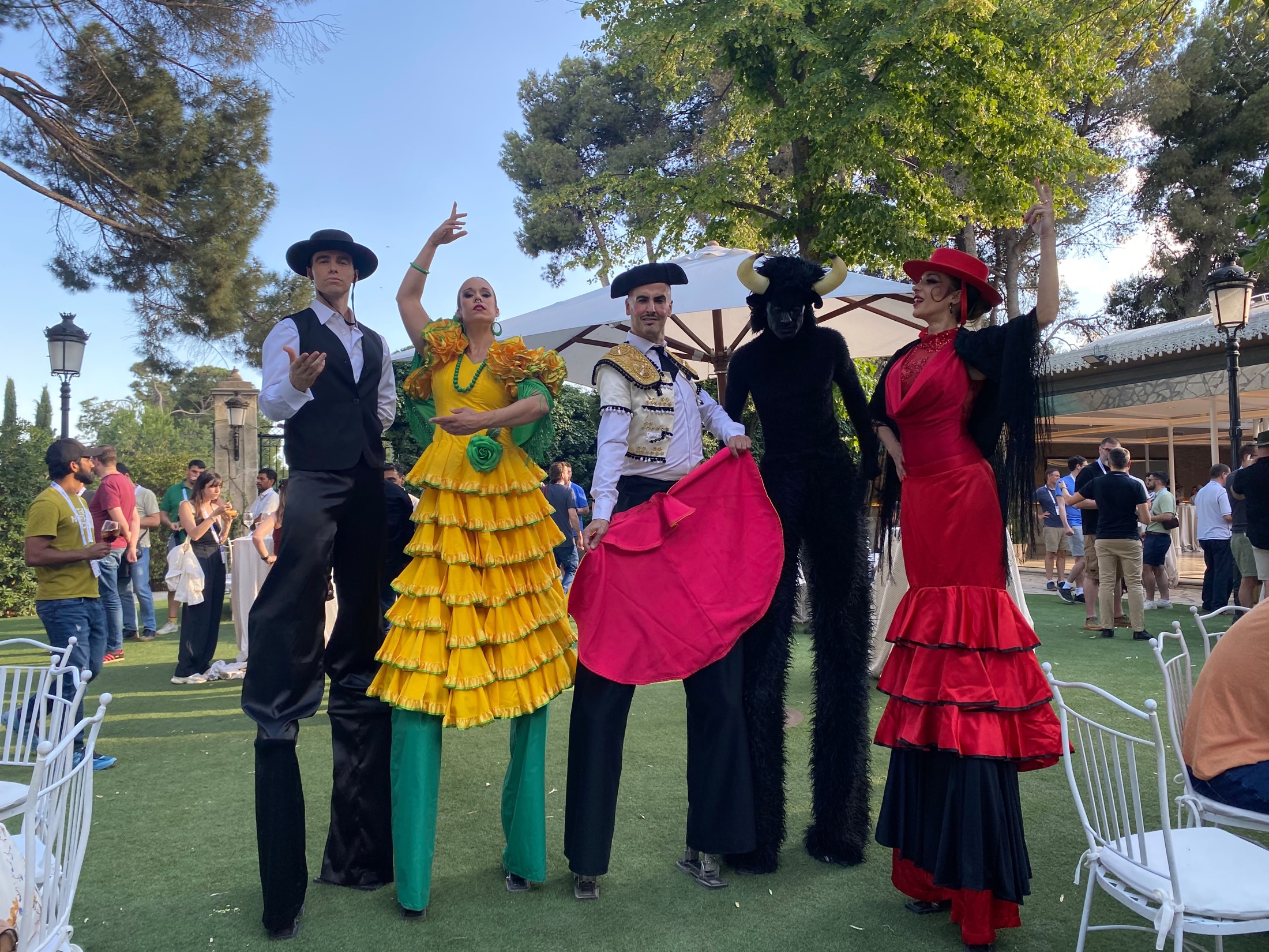 Cortejo de flamenco y zancos en un jardín.