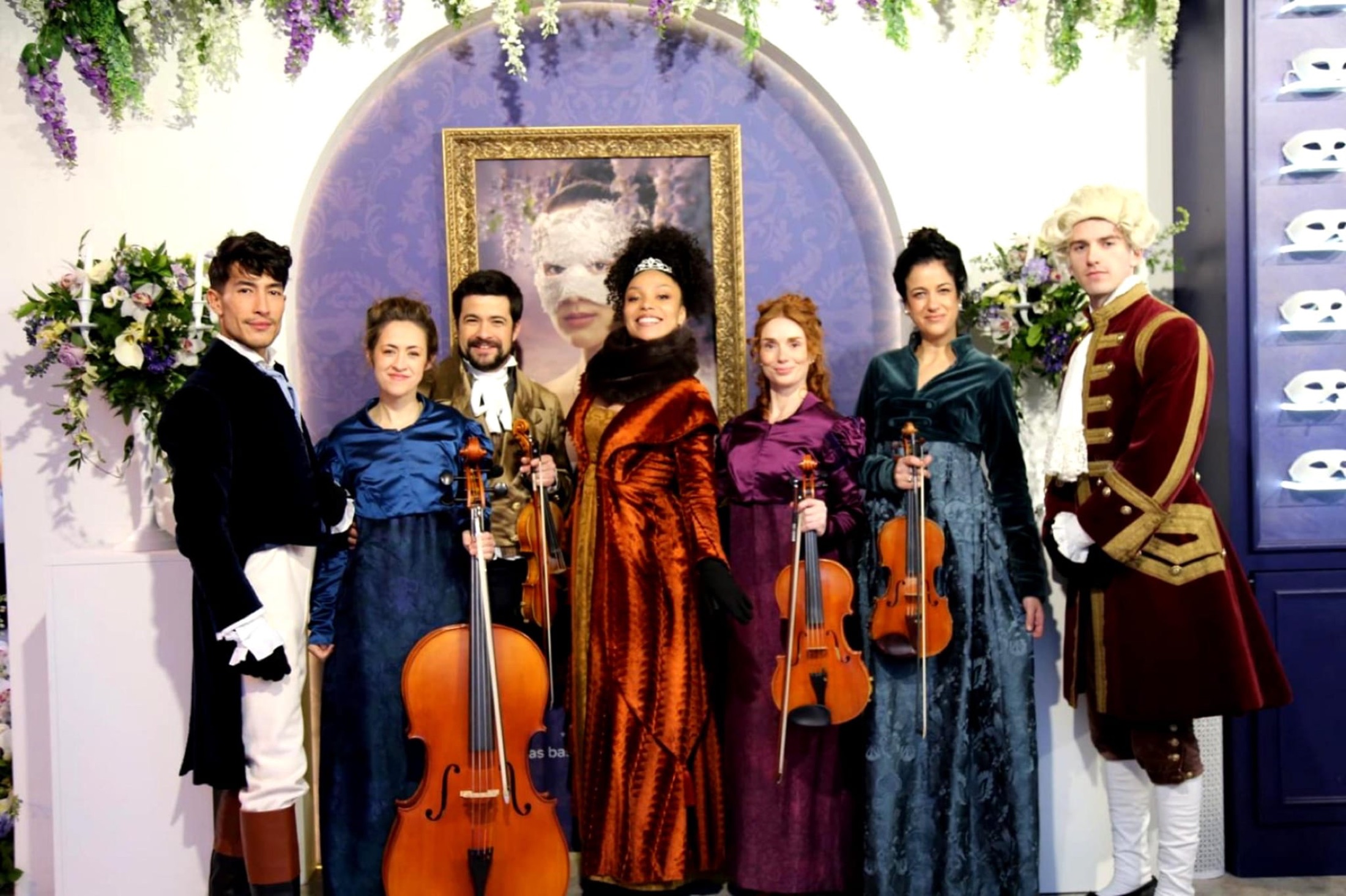 Músicos de cuerda con vestuario de época.