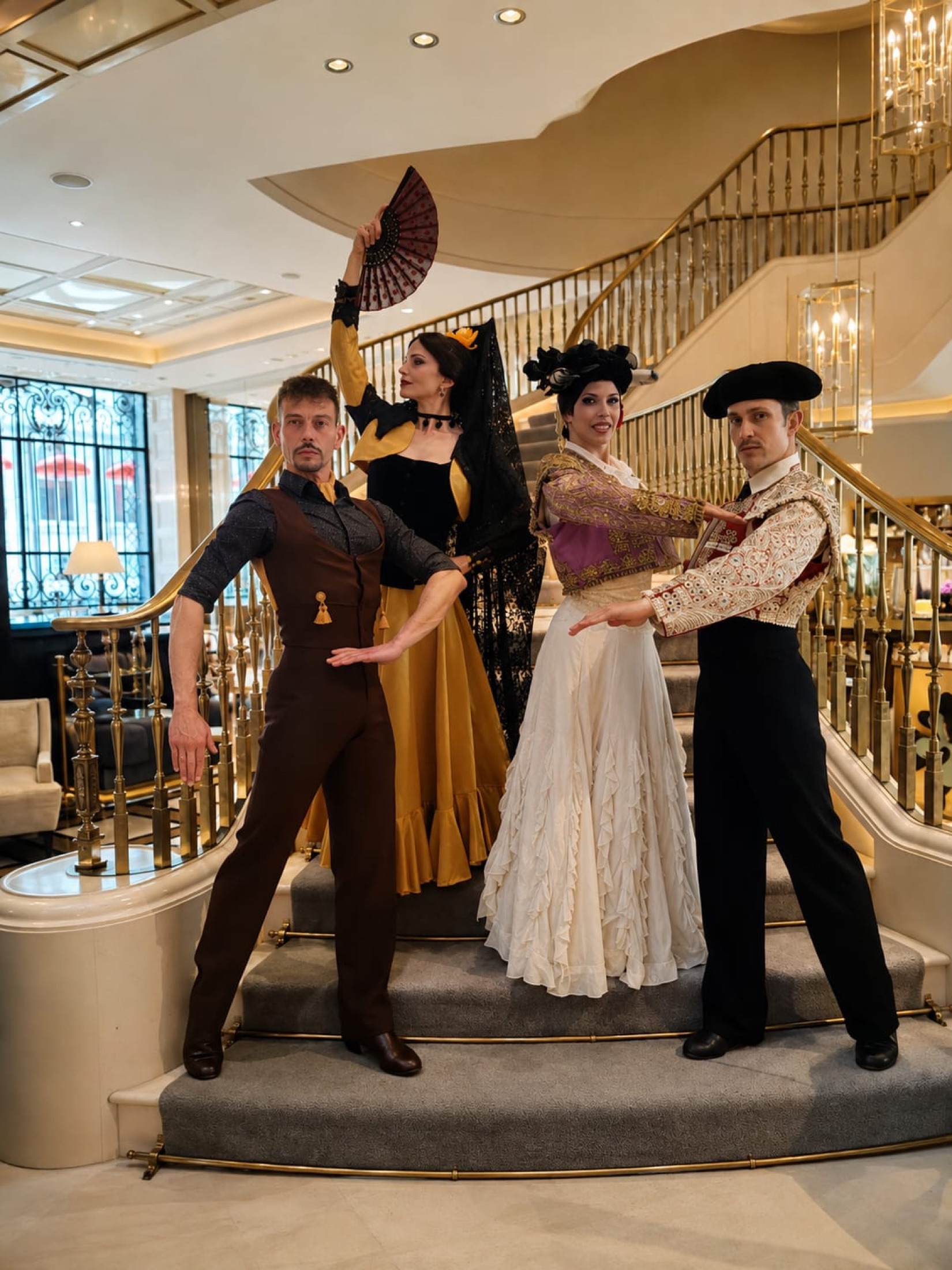 Compañía de flamenco en la escalera de un hotel.